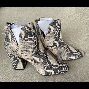 Women’s 7.5 snake print ankle boot NWT